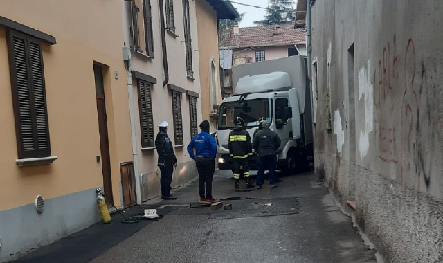 Il camion incastrato a Saronno
