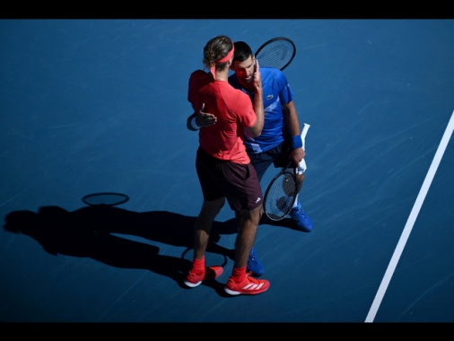 Australian Open: Djokovic dolorante lascia, Zverev va in finale