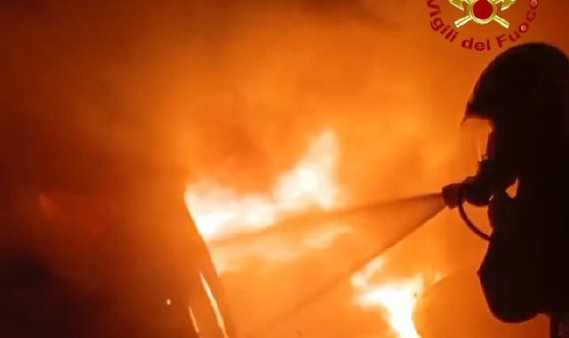Notte di fuoco: due auto bruciate a Busto Arsizio