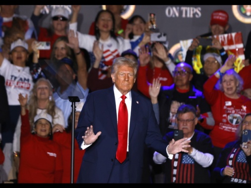 Trump, dazi e sanzioni a Bogotà per rifiuto voli rimpatri