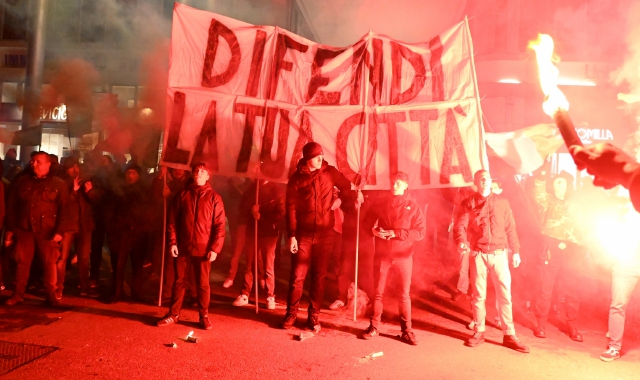 Il momento finale del presidio organizzato in piazza Garibaldi da Francesco Lattuada (Blitz)