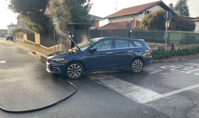 Spento l’incendio che si era sviluppato dall’auto