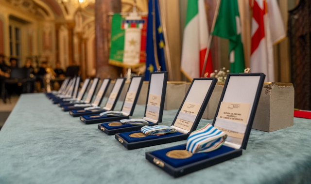 Le medaglie d’onore alla Memoria consegnate durante la cerimonia nel Salone Estense (foto Blitz)