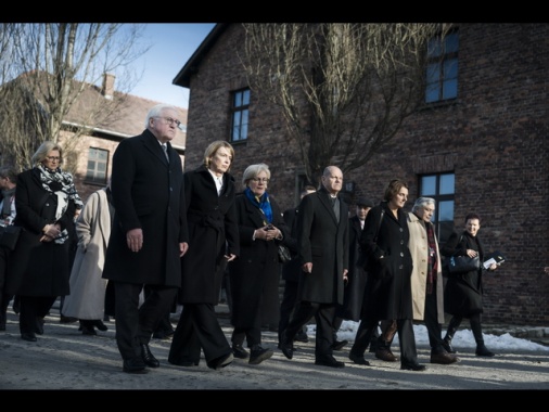 I leader mondiali riuniti ad Auschwitz nell'80esimo anniversario