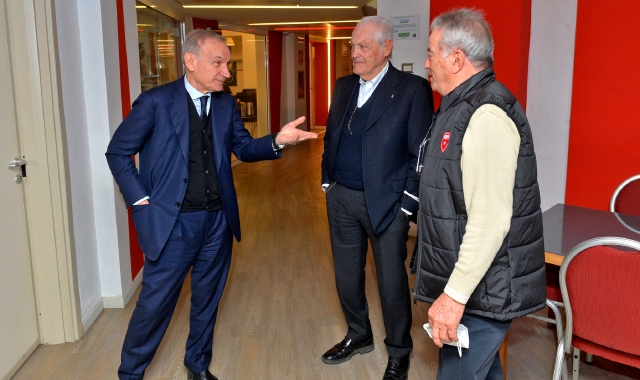 Il presidente della Fip, Gianni Petrucci, con Toto Bulgheroni e Sandro Galleani#b# #/b#a Varese nel marzo 2022 (foto Blitz)