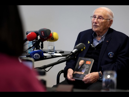 Sopravvissuto ad Auschwitz restituirà la croce al merito