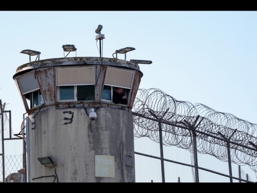 Convoglio detenuti palestinesi lascia carcere israeliano