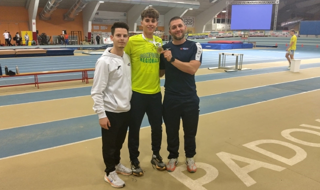 Christian Montin, al centro, dopo la sua prova record a Padova
