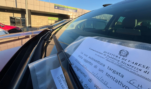 Rubano dentro le auto, ladri presi dalla Volante