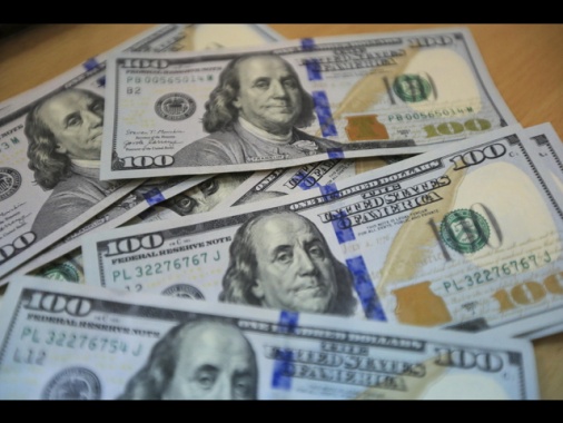 L'euro tocca 1,01 sul dollaro, minimi da novembre 2022