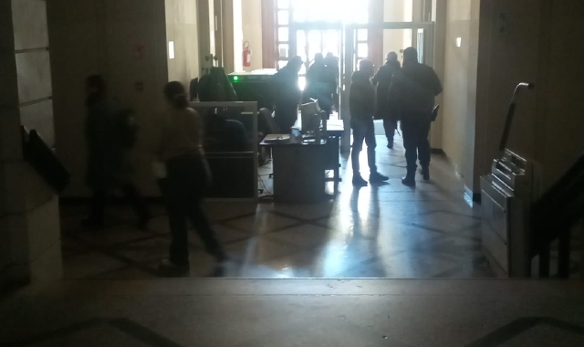 L’ingresso del Tribunale avvolto nel buio