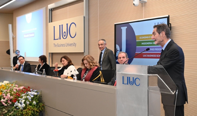 I bambini della scuola dell’infanzia all’inaugurazione dell’anno accademico della Liuc (foto Blitz)