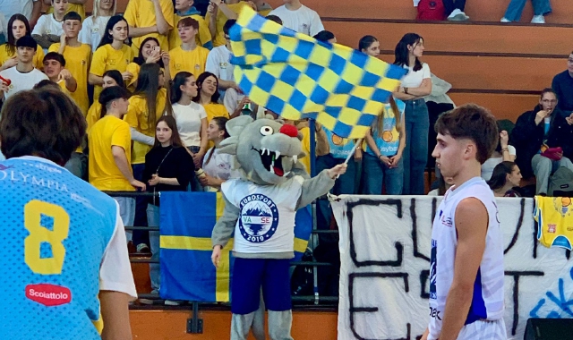 Tanto calore e tanti colori in tribuna con le consuete gare di tifo e i contest per le Dance Crews