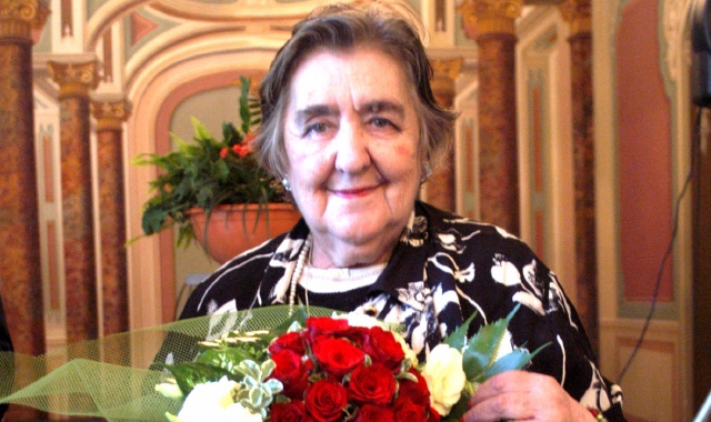 Alda Merini nel Salone Estense quando le venne conferita la cittadinanza onoraria