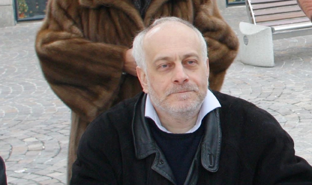 Luigi Pastorelli a un gazebo di Forza Italia con l’immagine di Silvio Berlusconi sullo sfondo, insieme all’ex presidente del consiglio comunale Donato Lozito