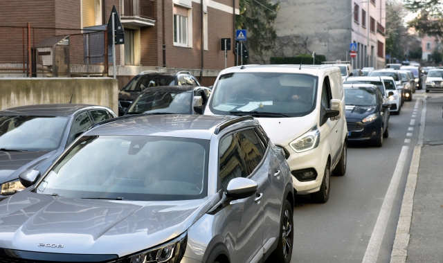 Code in via Sant’Imerio per uscire da Varese (foto Archivio)