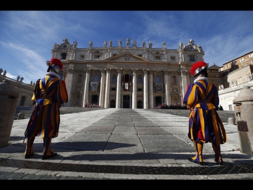 Entra a San Pietro e danneggia sei candelabri, bloccato