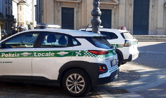 In piazza Libertà sono intervenuti gli agenti della Polizia locale (foto Archivio)