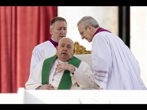Il Papa, 'ho difficoltà nel respiro', e interrompe l'omelia