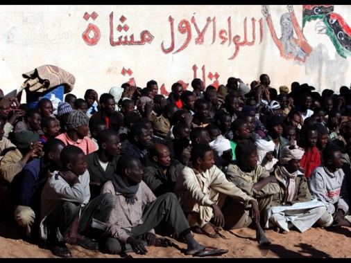 Libia, i corpi di 28 migranti trovati in una fossa comune
