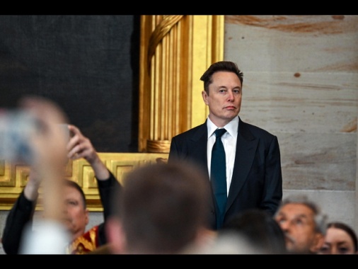 Musk, 'chiudiamo Radio Free Europe e Voice of America'