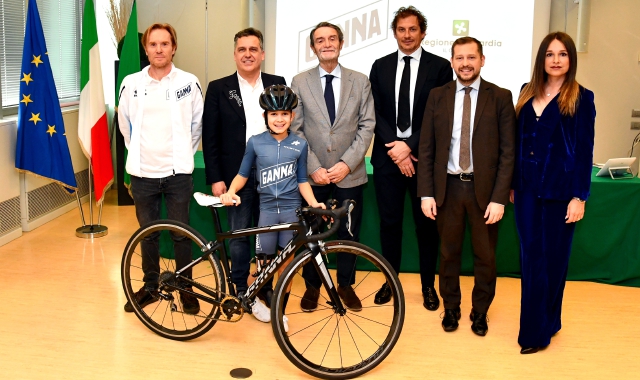 Il giovane ciclista Luca Stocco al Pirellone col governatore Attilio Fontana