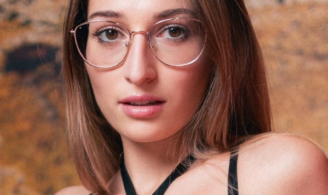 Vittoria Marabotti, in arte Shinratensei98, star varesina di OnlyFans: questa sera sarà sul palco del Miv per introdurre il film Diva Futura. Qui a destra, il giorno della laurea, una foto tratta dai suoi social