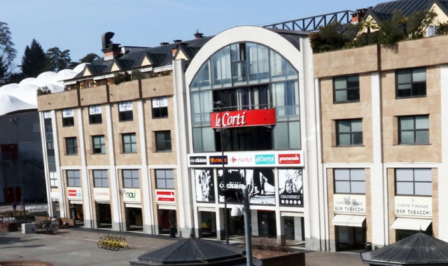 Il centro commerciale Le Corti di Varese (foto Archivio)