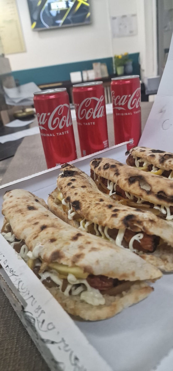 Hai voglia di una pizza o desideri maggiori informazioni? Siamo qui per te! 3
