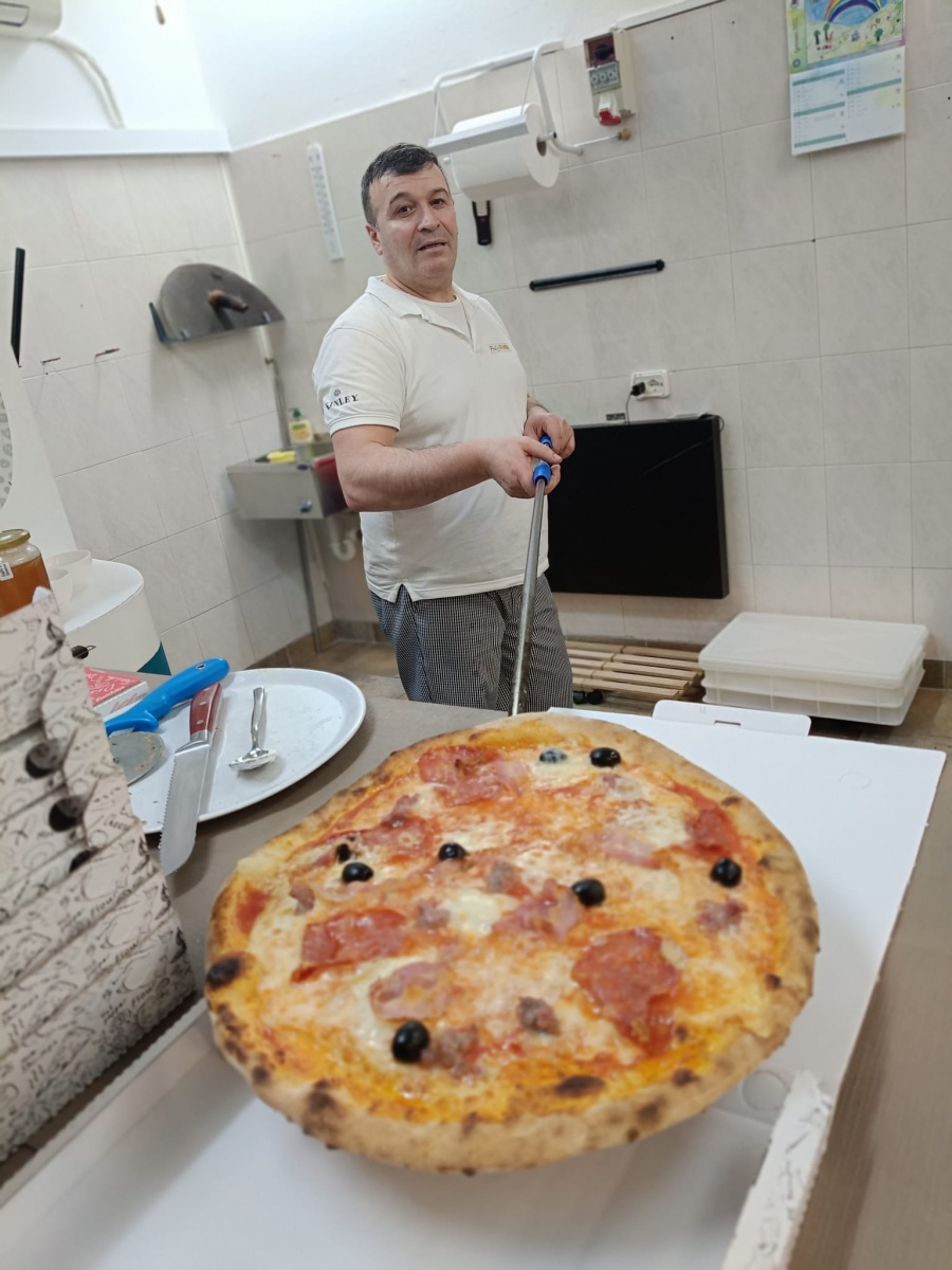 Hai voglia di una pizza o desideri maggiori informazioni? Siamo qui per te! 14