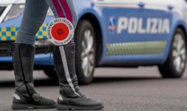 Ubriaco e senza patente, non si ferma all’alt: maxi multa