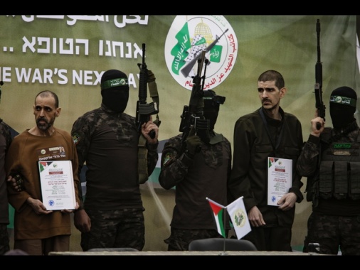 Allestito il palco di Hamas a Khan Younis per rilascio ostaggi