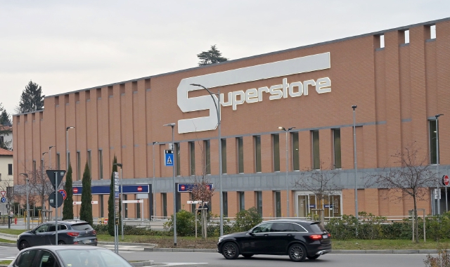 Ruba alcolici per comprarsi il cellulare: divieto di dimora a Varese