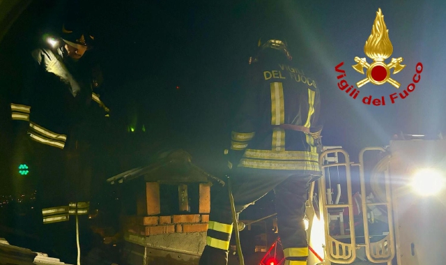 Fiamme sul tetto, allarme a Buguggiate