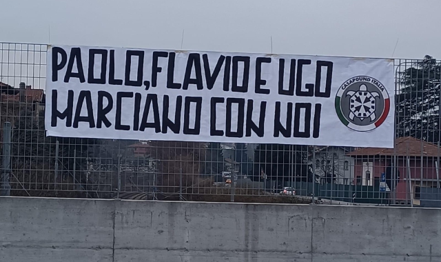 Striscione di CasaPound in largo Flaiano a Varese