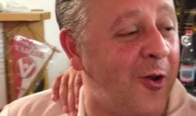 Addio a Francese: serrande giù, una candela e il silenzio