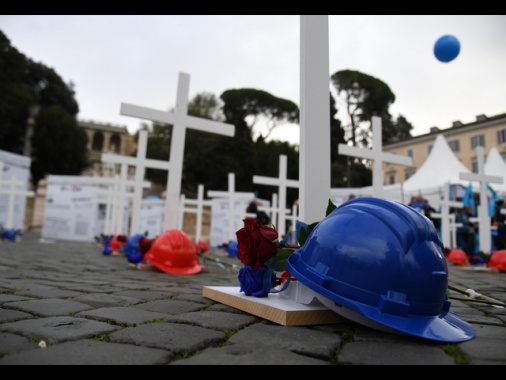 Operaio muore schiacciato da macchinario nel Bresciano