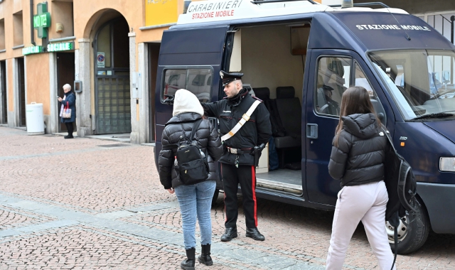 I controlli dei carabinieri con impiego della stazione mobile nel centro di Varese (foto Blitz)
