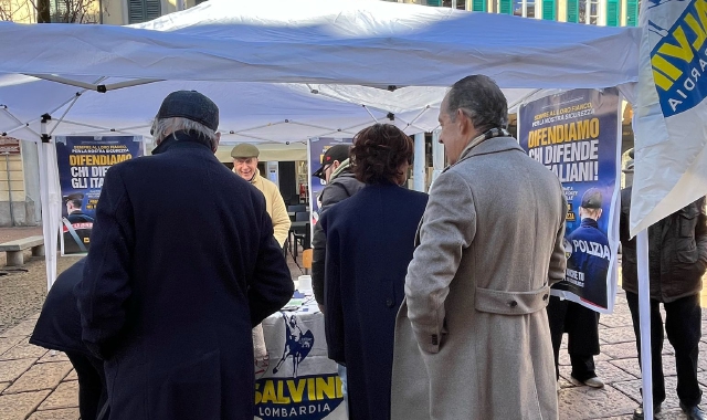Il gazebo in centro della Lega