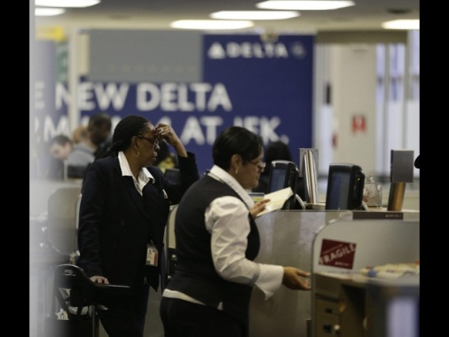 Aereo si capovolge in atterraggio a Toronto, almeno 8 feriti
