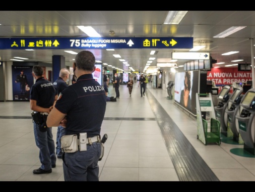 Spiava e filmava madre e figlia minorenne, arrestato
