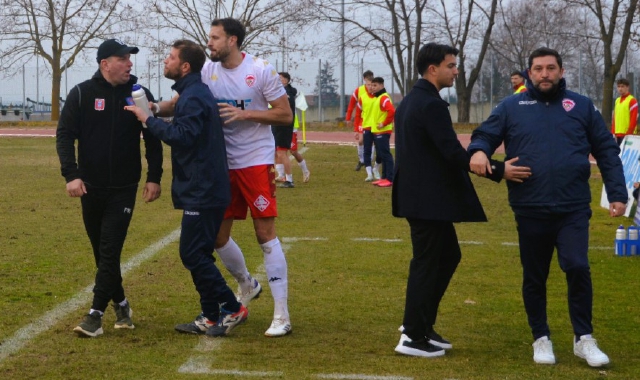 Tensione sulle panchine a Saluzzo (foto Ezio Macchi)
