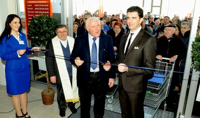 Ugo Fantinato all’inaugurazione del Carrefour Market di Castronno nel 2011 (foto Archivio)