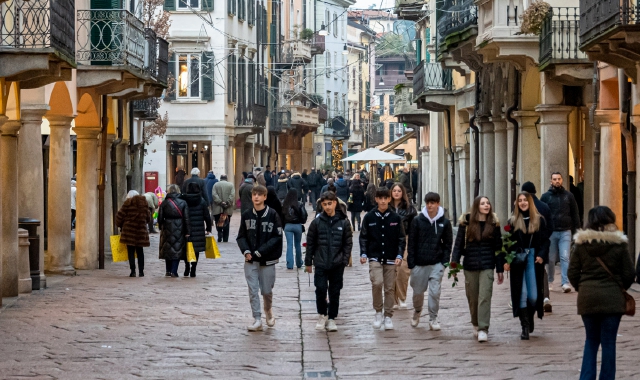 Folla nel centro storico di Varese (foto Archivio)