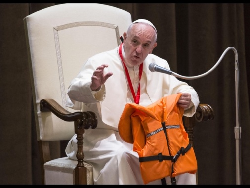++ Il Papa si alza dal letto, 'il cuore regge bene' ++
