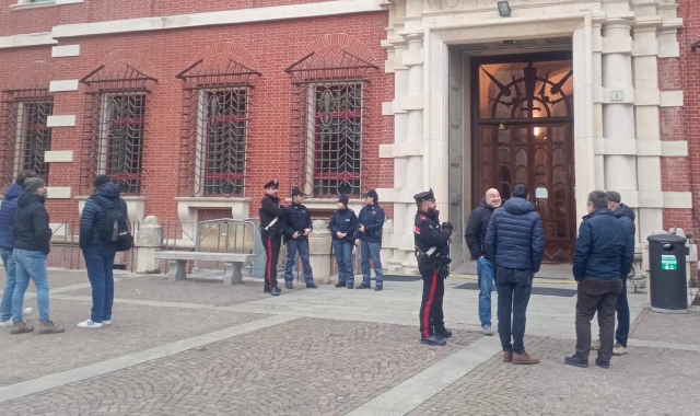 Le forze dell’ordine davanti al Tribunale di Varese (foto Blitz)