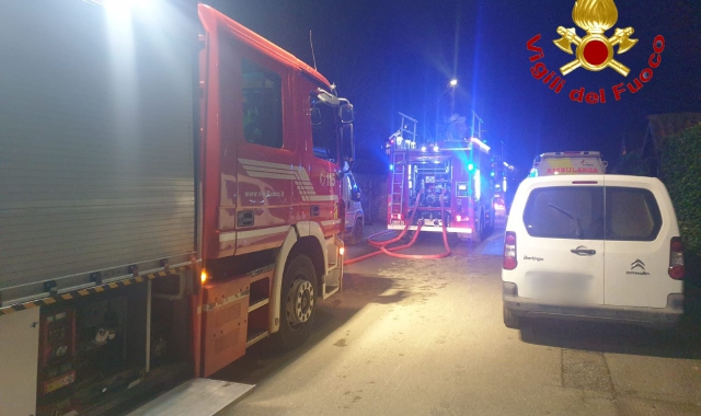 Secondo rogo nella stessa ditta: soccorsa una persona a Caronno Pertusella