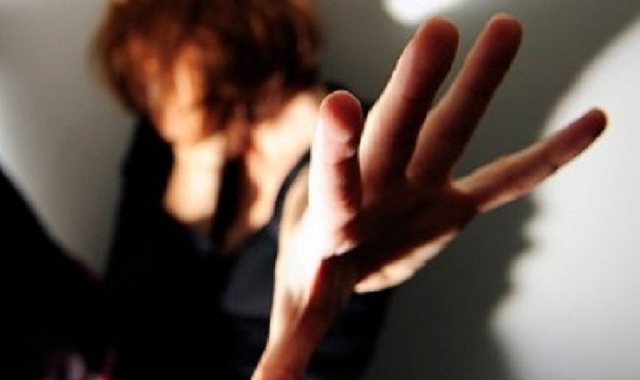 Botte e stupro di gruppo sulla moglie: dieci anni