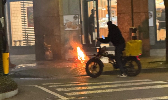 Bici elettrica a fuoco in centro a Busto Arsizio