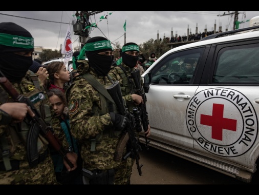 Hamas, consegna dei corpi ostaggi senza cerimonia pubblica